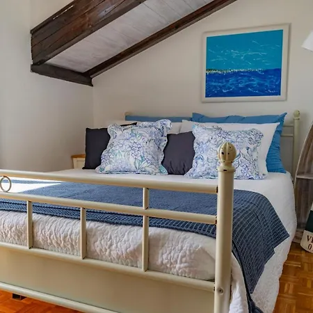 Julia 16 People Guest house