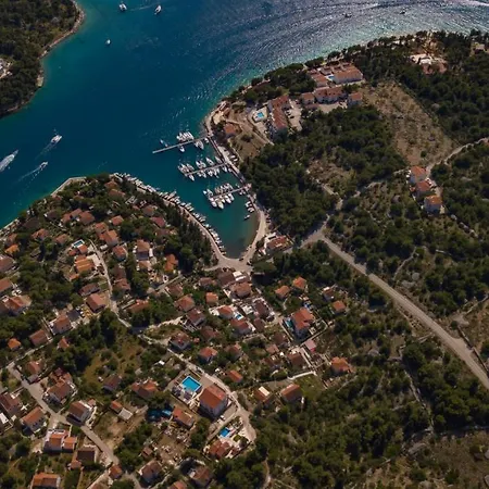Julia 16 People * Milna (Brac)