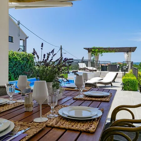 Julia 16 People Guest house Milna (Brac)