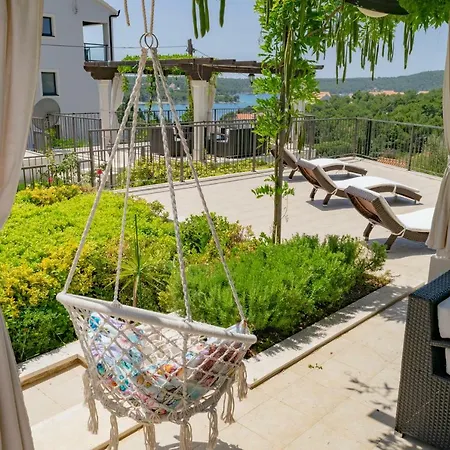 Julia 16 People Guest house Milna (Brac)