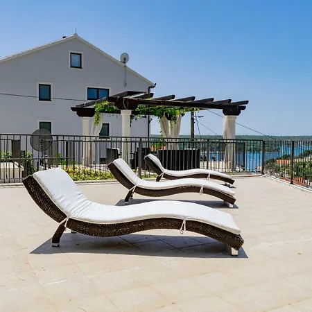 Julia 16 People Guest house Milna (Brac)