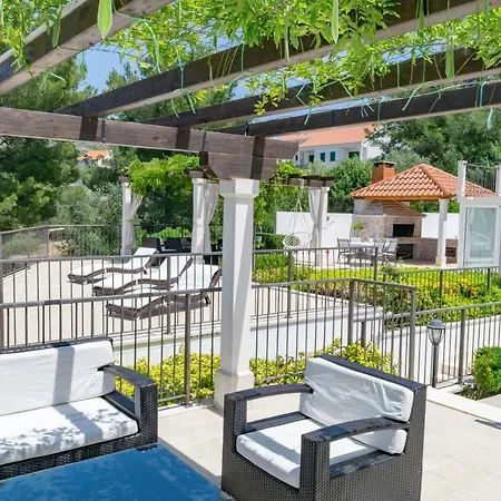 Julia 16 People Guest house Milna (Brac)