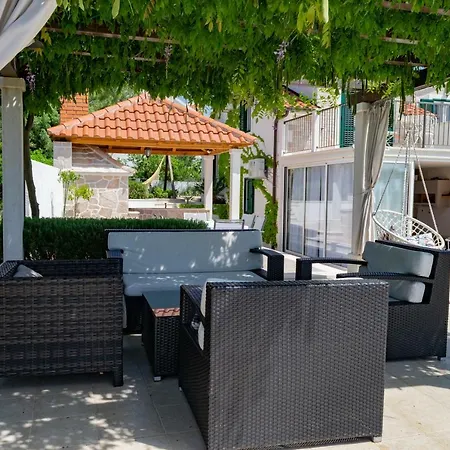 Julia 16 People Guest house Milna (Brac)