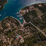 Julia 16 People * Milna (Brac)