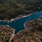 Julia 16 People * Milna (Brac)