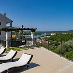 Julia 16 People * Milna (Brac)