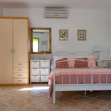 Julia 16 People ゲストハウス *