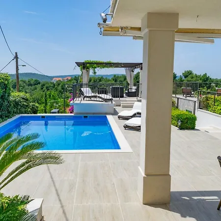 Julia 16 People ميلنا